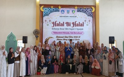 Indahnya Silaturahmi: Halal Bihalal Keluarga Besar SMAN 1 Nganjuk Bersama Kyai Miftakhul Huda